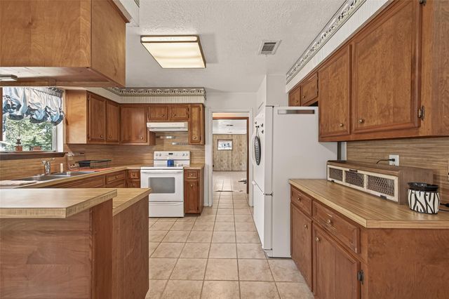 11535 Willis Waukegan Road, Conroe, TX 77303