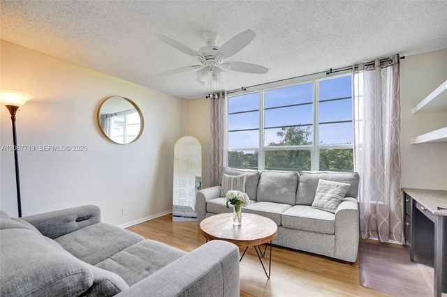 605 Oaks Drive 504, Pompano Beach, FL 33069