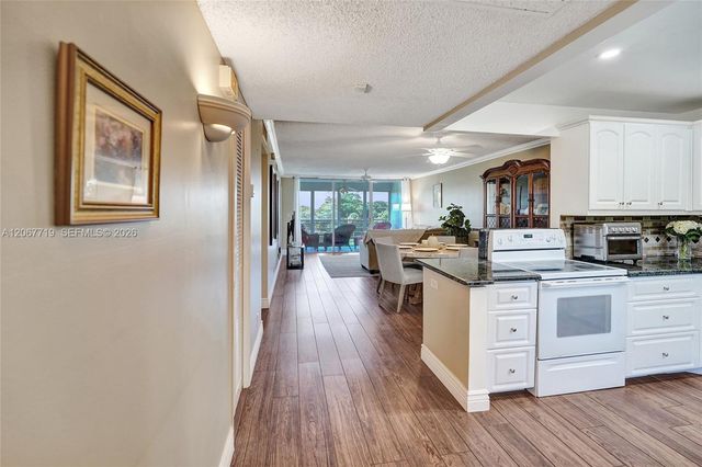 605 Oaks Drive 504, Pompano Beach, FL 33069