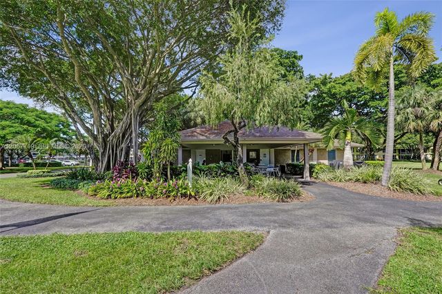 605 Oaks Drive 504, Pompano Beach, FL 33069