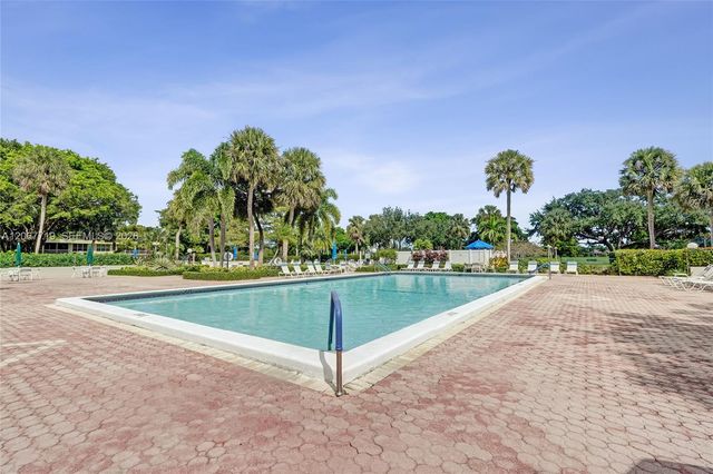 605 Oaks Drive 504, Pompano Beach, FL 33069