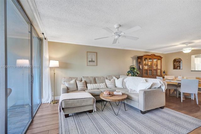 605 Oaks Drive 504, Pompano Beach, FL 33069
