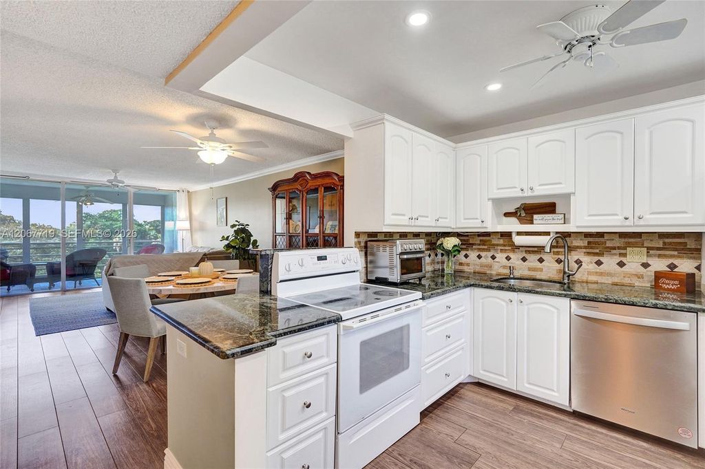 605 Oaks Drive 504, Pompano Beach, FL 33069