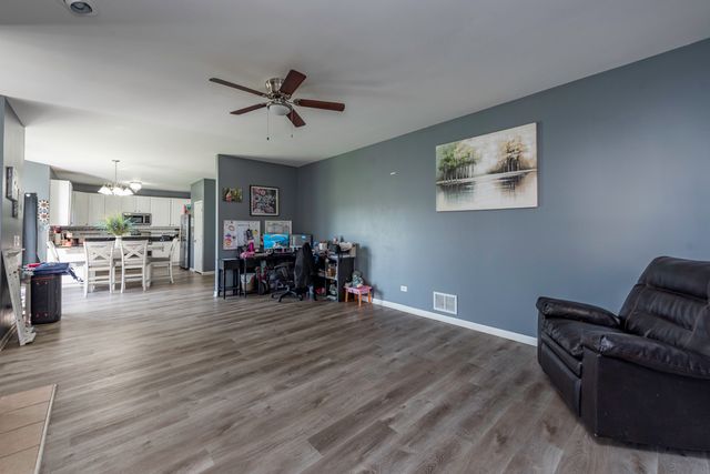 1995 W Meadowview Drive, Round Lake, IL 60073