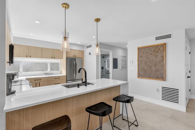 6063 E PEPPERTREE WAY 111, Sarasota, FL 34242