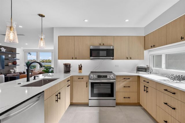 6063 E PEPPERTREE WAY 111, Sarasota, FL 34242