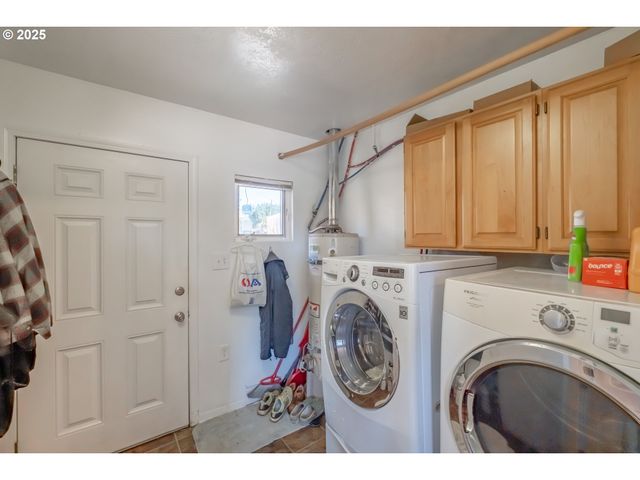 1054 N RIVER Dr, Sweet Home, OR 97386