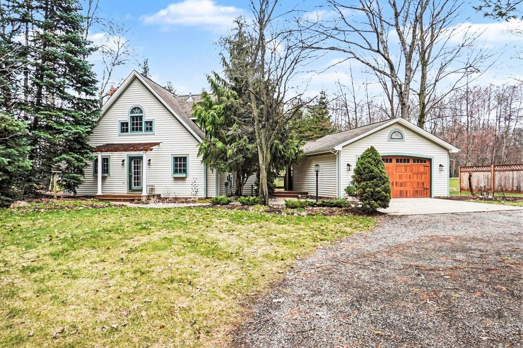 9362 Clubhouse Drive W, Morton Twp, MI 49346