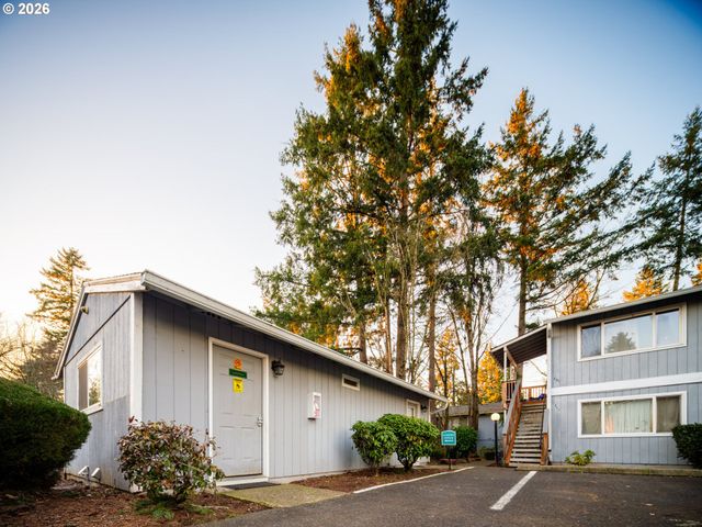 340 S LOCUST St, Canby, OR 97013