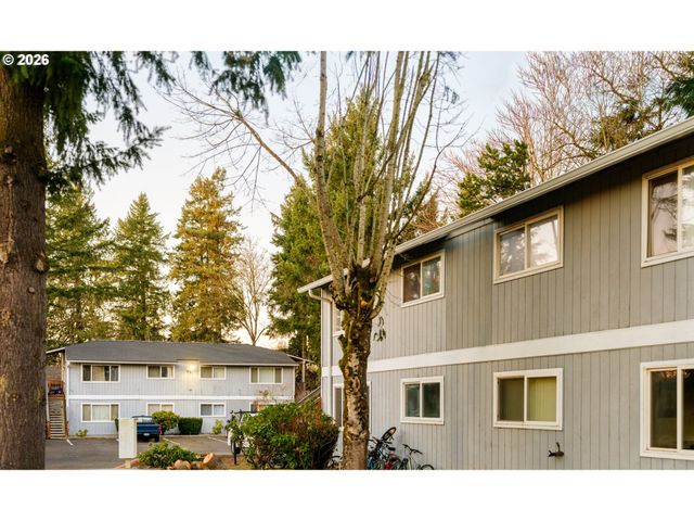 340 S LOCUST St, Canby, OR 97013