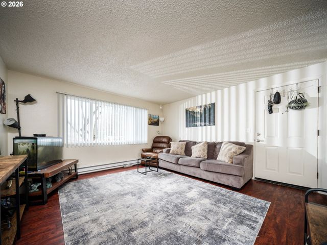 340 S LOCUST St, Canby, OR 97013