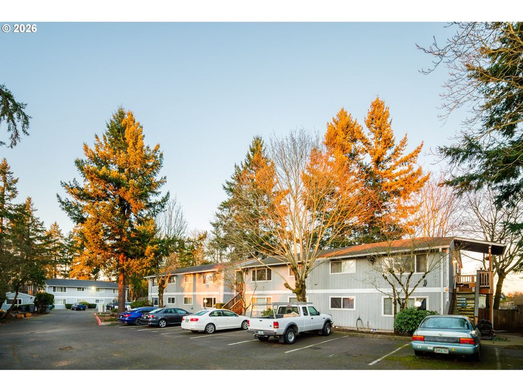 340 S LOCUST St, Canby, OR 97013