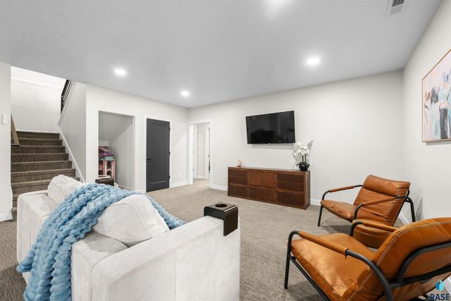 276 Central Park Ct Court, Harrisburg, SD 57032