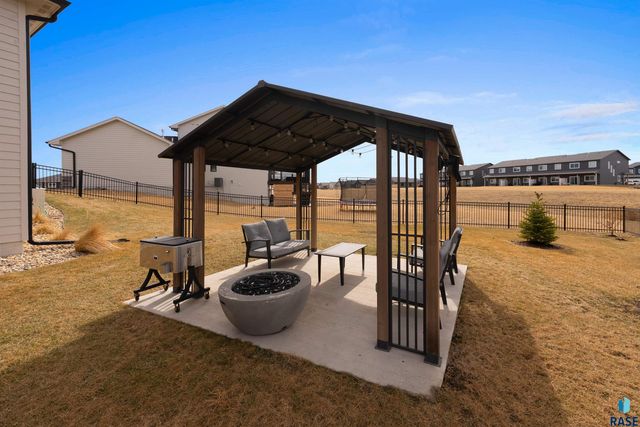 276 Central Park Ct Court, Harrisburg, SD 57032