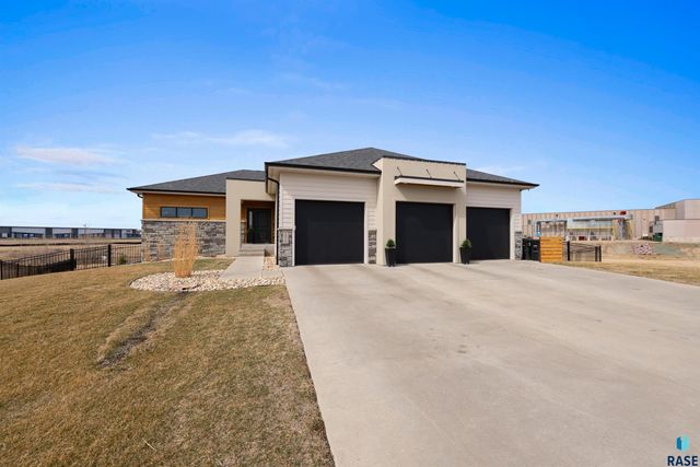 276 Central Park Ct Court, Harrisburg, SD 57032