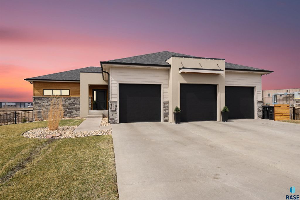 276 Central Park Ct Court, Harrisburg, SD 57032