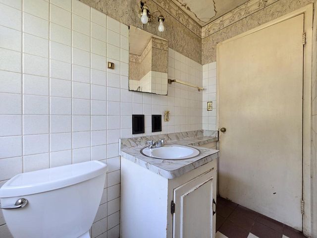 2939 W Carmen AVENUE, Milwaukee, WI 53209