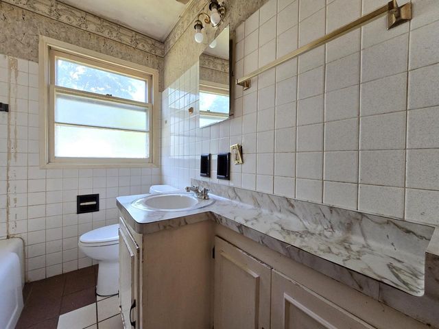 2939 W Carmen AVENUE, Milwaukee, WI 53209