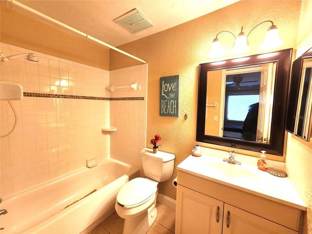 2720 HIDDEN LAKE BOULEVARD B, Sarasota, FL 34237