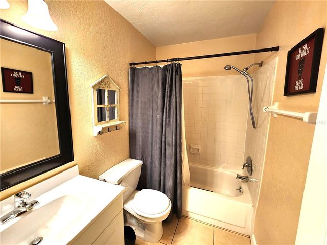 2720 HIDDEN LAKE BOULEVARD B, Sarasota, FL 34237