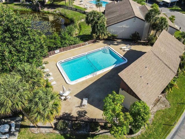 2720 HIDDEN LAKE BOULEVARD B, Sarasota, FL 34237