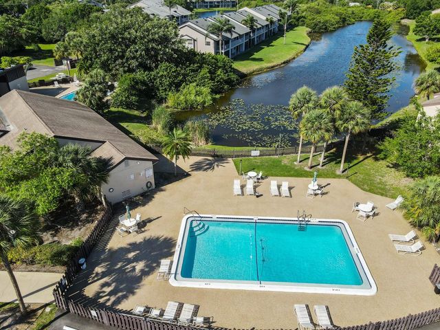 2720 HIDDEN LAKE BOULEVARD B, Sarasota, FL 34237