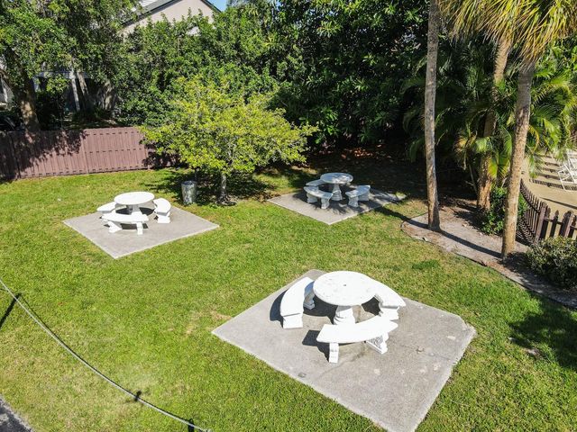 2720 HIDDEN LAKE BOULEVARD B, Sarasota, FL 34237