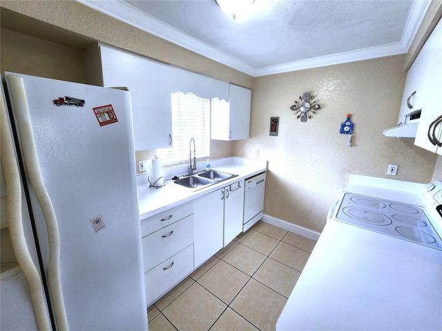 2720 HIDDEN LAKE BOULEVARD B, Sarasota, FL 34237