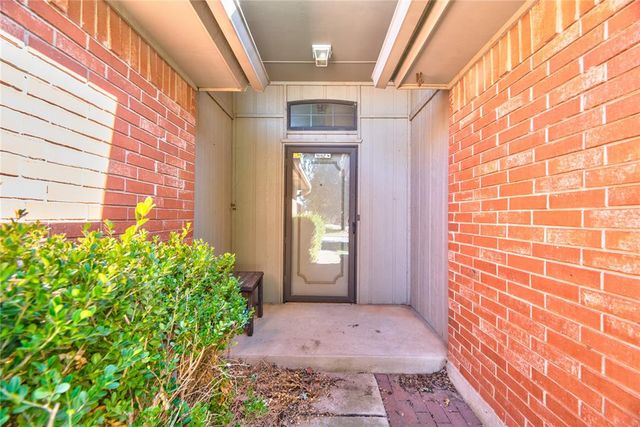 304 Bradgate Drive, Yukon, OK 73099