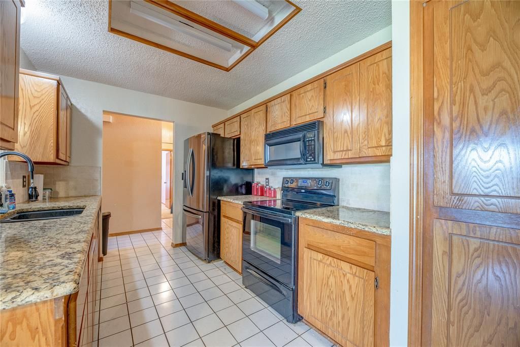 304 Bradgate Drive, Yukon, OK 73099