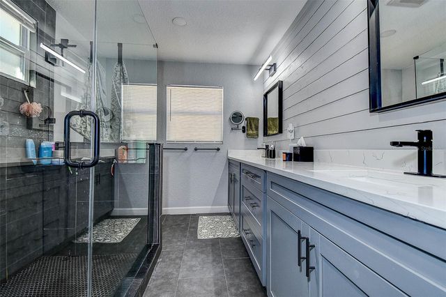 8514 N LYNN AVENUE, Tampa, FL 33604