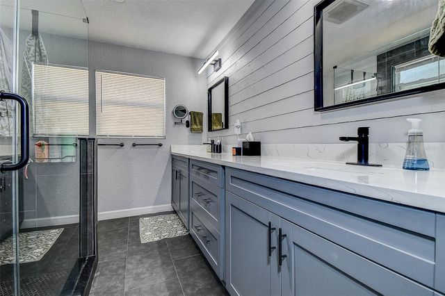 8514 N LYNN AVENUE, Tampa, FL 33604