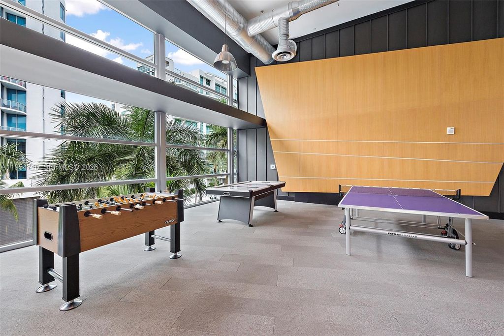 Image 10 of property listing at 2950 NE 188th St 302, Aventura, FL 33180