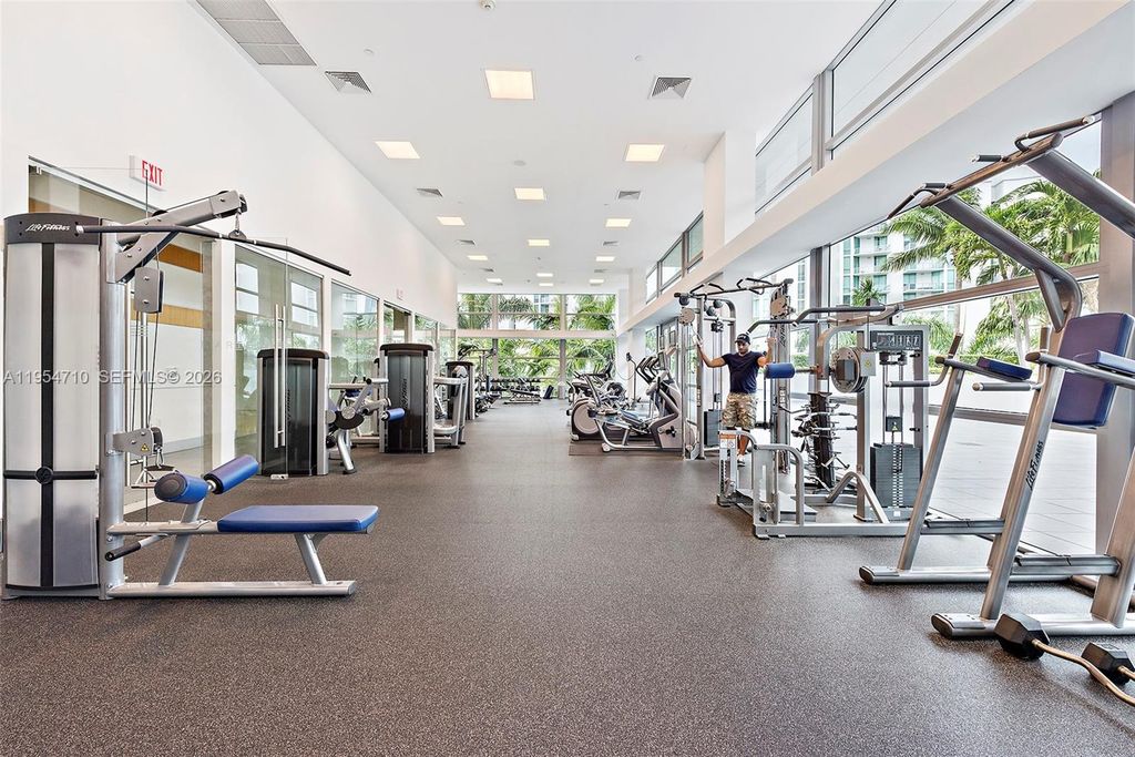 Image 11 of property listing at 2950 NE 188th St 302, Aventura, FL 33180