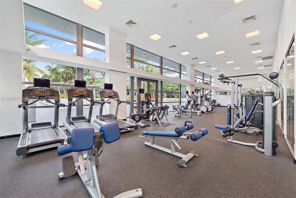 Image 12 of property listing at 2950 NE 188th St 302, Aventura, FL 33180