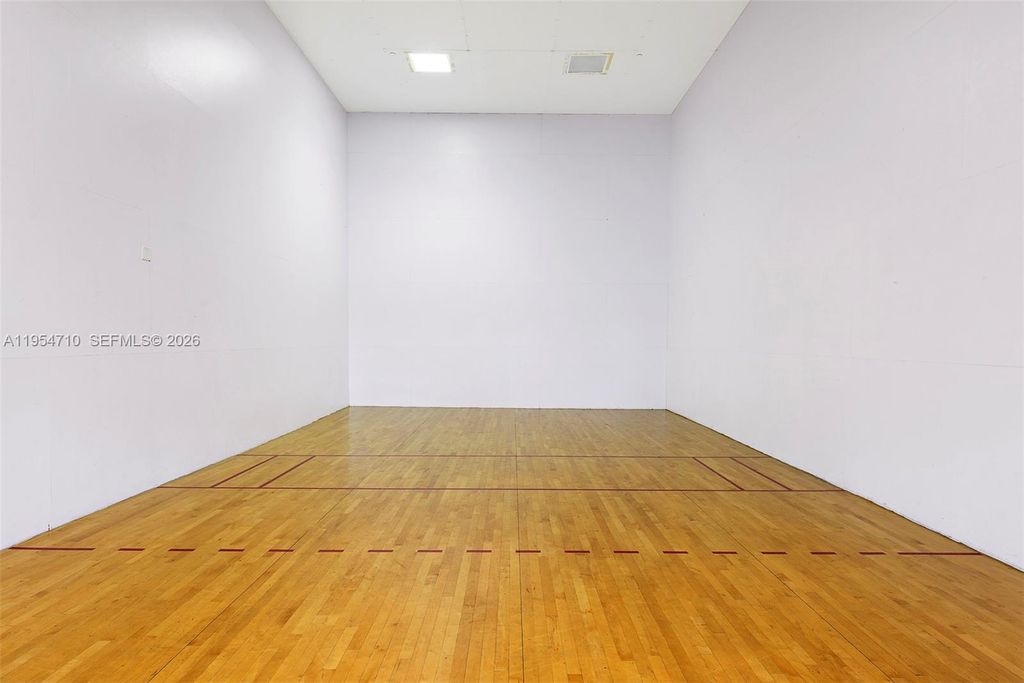 Image 13 of property listing at 2950 NE 188th St 302, Aventura, FL 33180