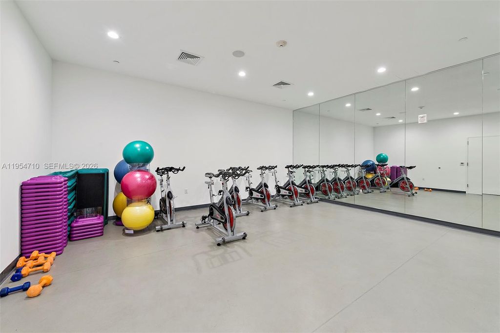 Image 15 of property listing at 2950 NE 188th St 302, Aventura, FL 33180