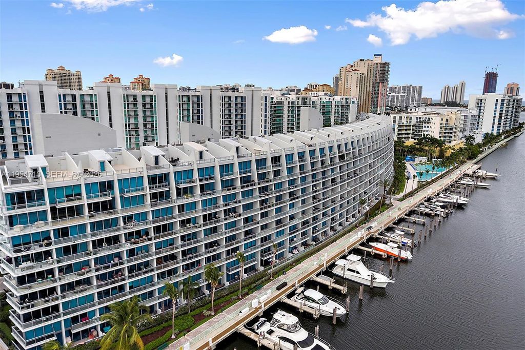 Image 4 of property listing at 2950 NE 188th St 302, Aventura, FL 33180
