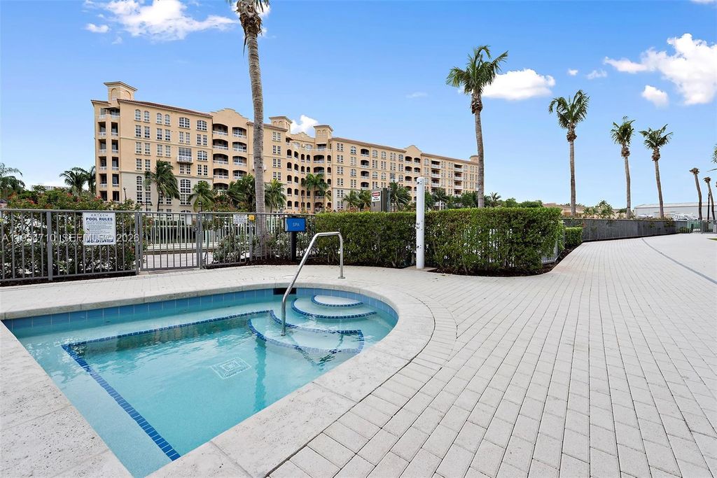 Image 8 of property listing at 2950 NE 188th St 302, Aventura, FL 33180