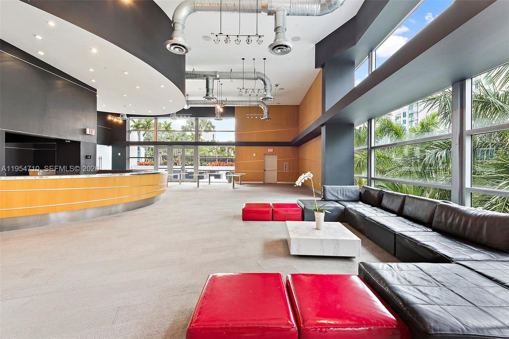 Image 9 of property listing at 2950 NE 188th St 302, Aventura, FL 33180