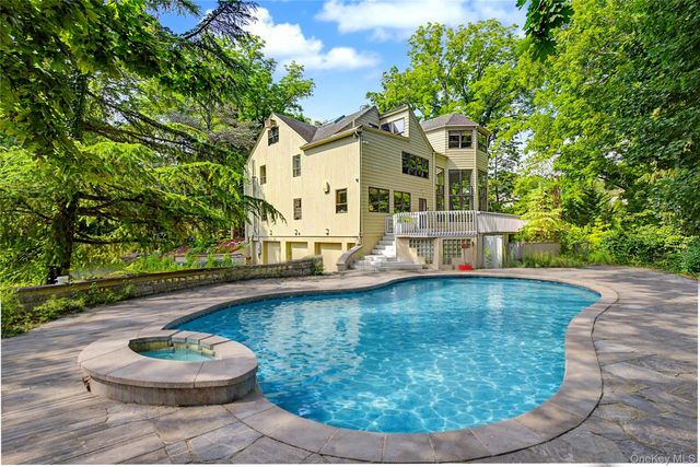 6 The Maples, Roslyn Estates, NY 11576