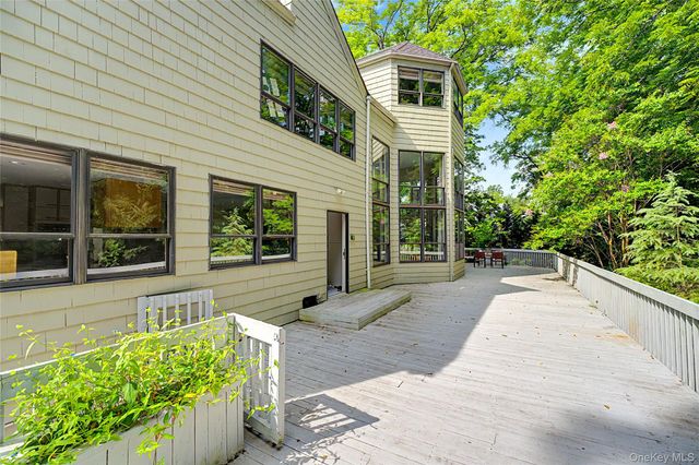 6 The Maples, Roslyn Estates, NY 11576