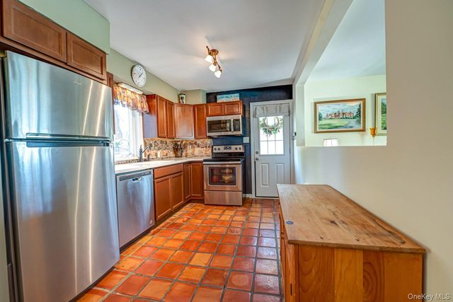 10 McKenzie Street, Huntington, NY 11743