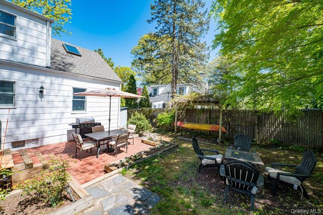 10 McKenzie Street, Huntington, NY 11743