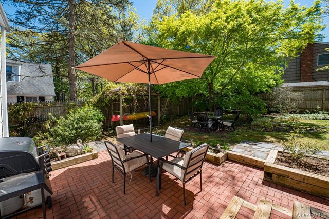 10 McKenzie Street, Huntington, NY 11743