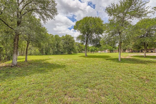 195 Heritage Oaks DR, Cedar Creek, TX 78612