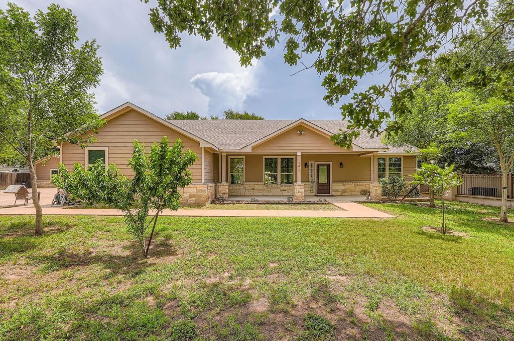 195 Heritage Oaks DR, Cedar Creek, TX 78612