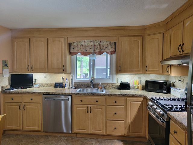 401 Cross St, Boylston, MA 01505