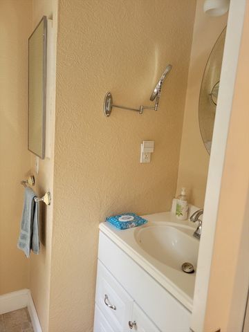 401 Cross St, Boylston, MA 01505