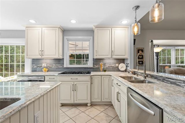 1233 Red Oak Plantation Drive, Ballwin, MO 63021
